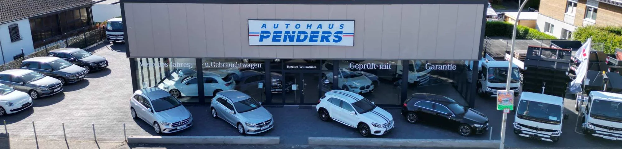 Glasfront des Verkaufshauses mit dem Penders-Schriftzug