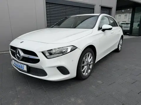 Mercedes-Benz A 220, Limousine in Weiß