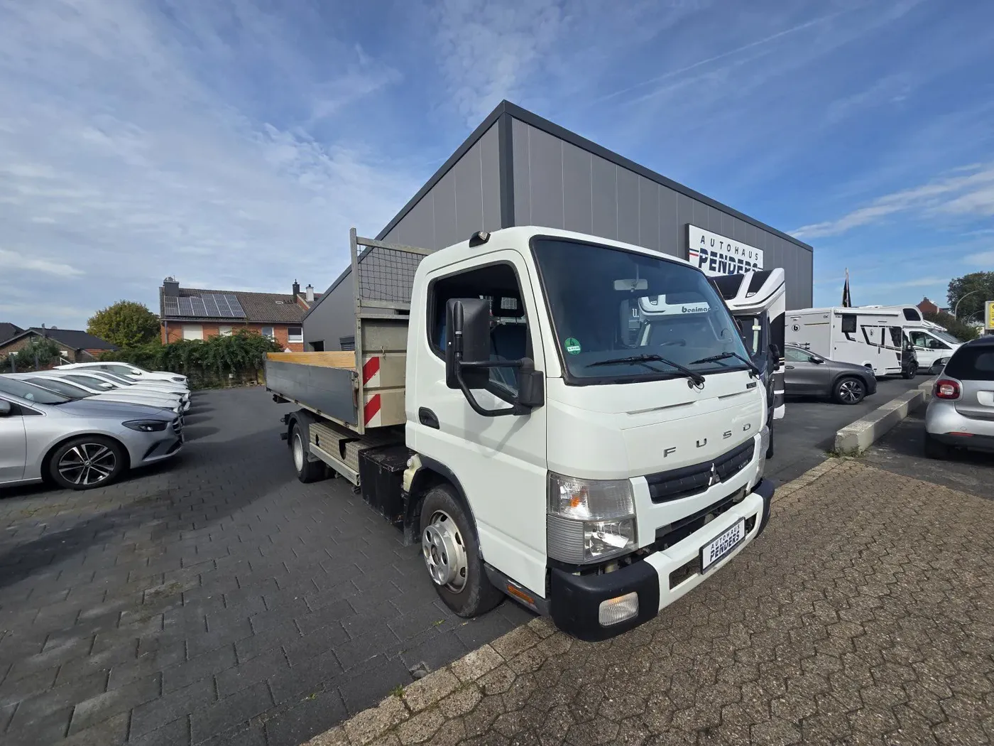 FUSO Canter Abrollkipper auf dem Nutzfahrzeug-Hof