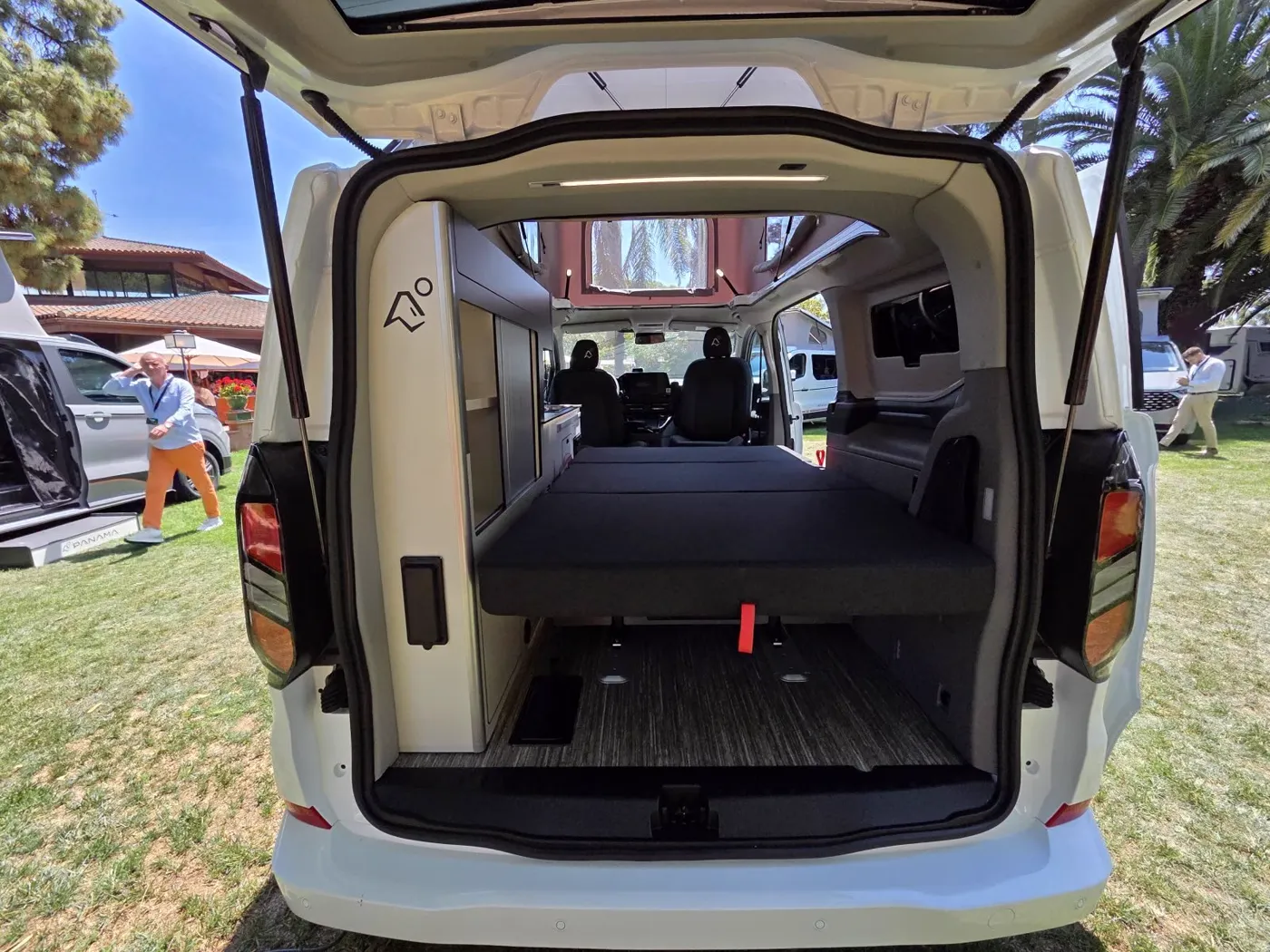 Panama-Van aus dem Bestand: Heck offen, Bett gemacht
